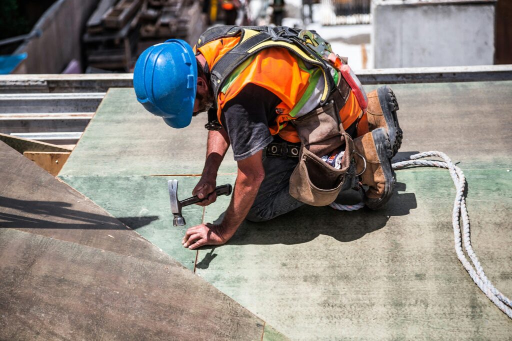 Wat houdt een dakinspectie in voor het gebouw dat je beheert?